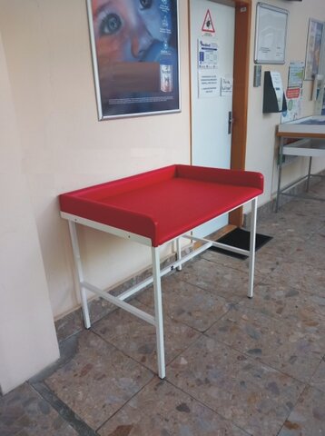 červený přebalovací pult bez zásuvek do čekárny pediatra