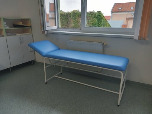 modré dvoudílné vyšetřovací lehátko do ordinace lékaře